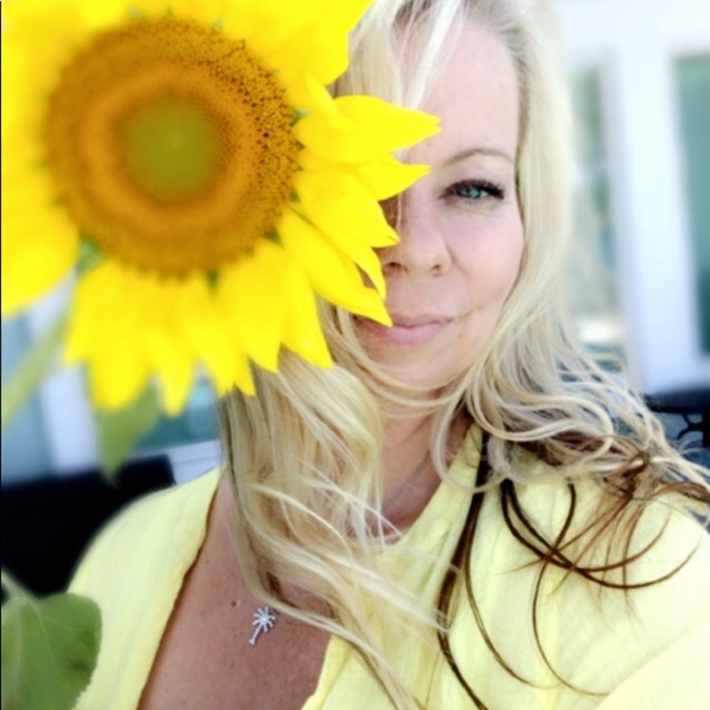 Hi I’m Kat. Posh II Ambassador love to buy and sell preloved treasures
